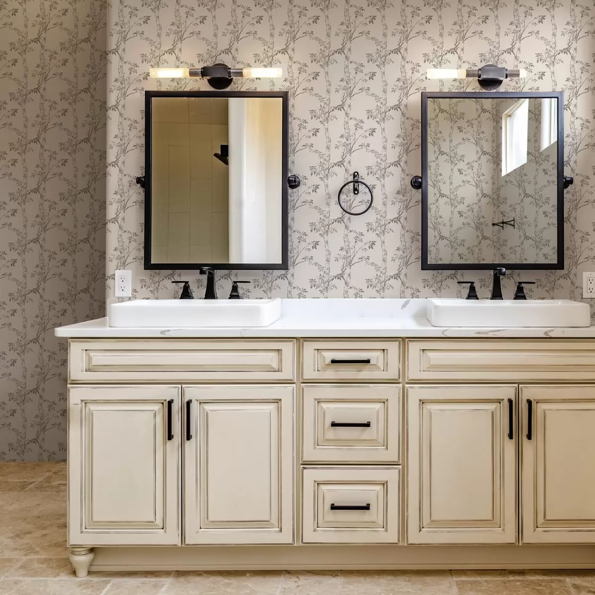 Wallpaper Ramuri de mesteacăn cu frunze pe un fundal deschis a00257