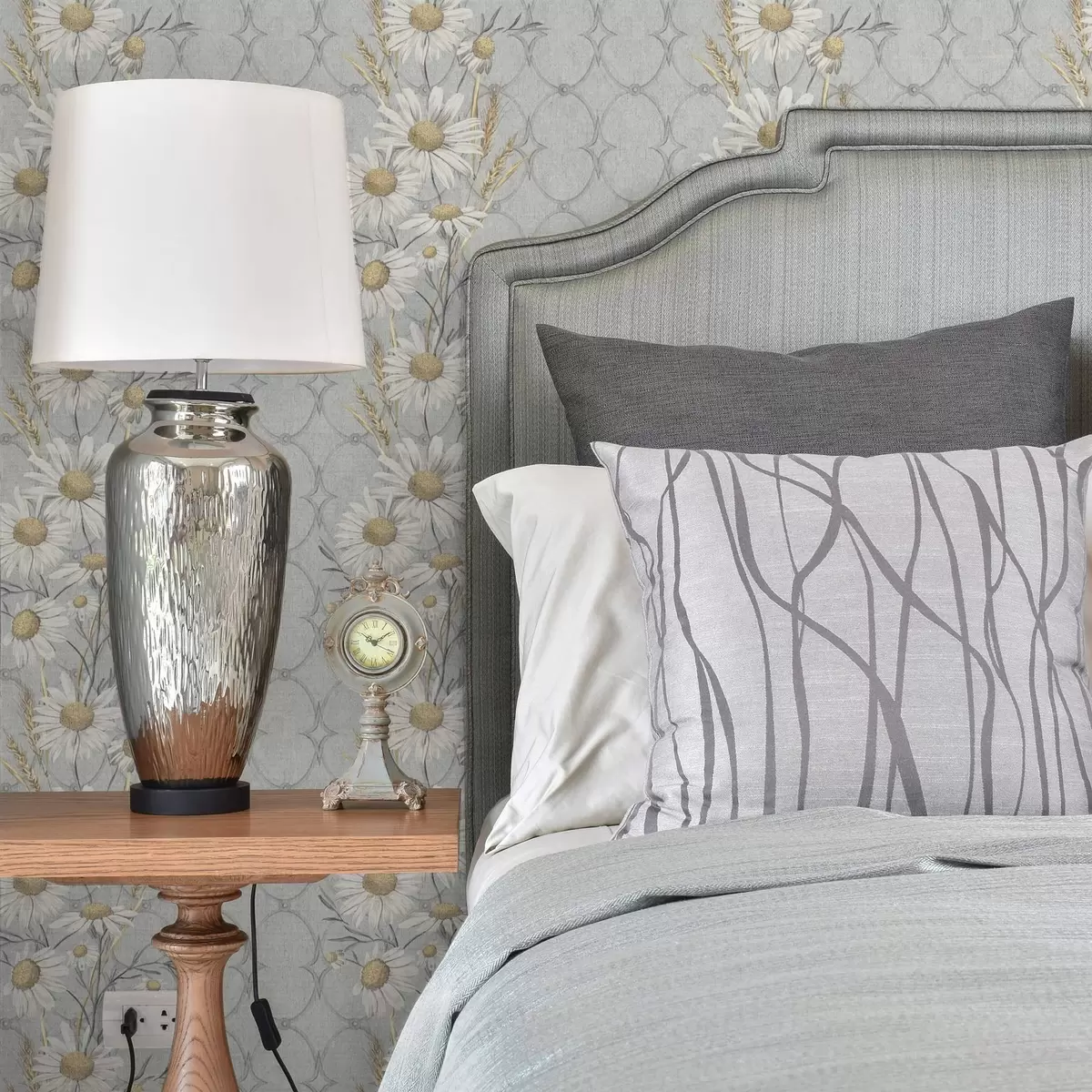 Wallpaper Margarete pe fundal gri cu model geometric a00269