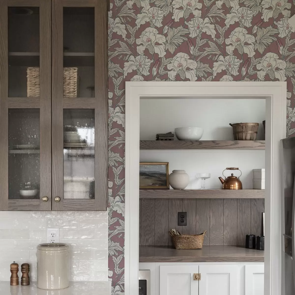 Wallpaper Hibiscus alb pe fundal roz cu muguri roșii a00272