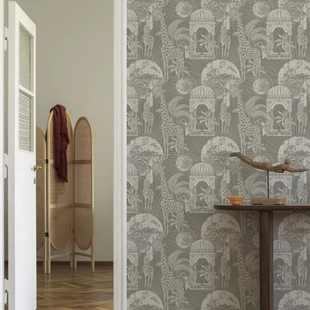 Wallpaper Girafă și zebră pe fundal de arhitectură și copaci tropicali a00276