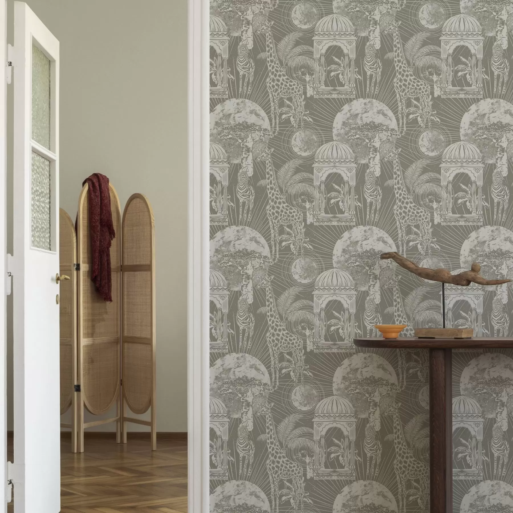 fototapet Girafă și zebră pe fundal de arhitectură și copaci tropicali a00276