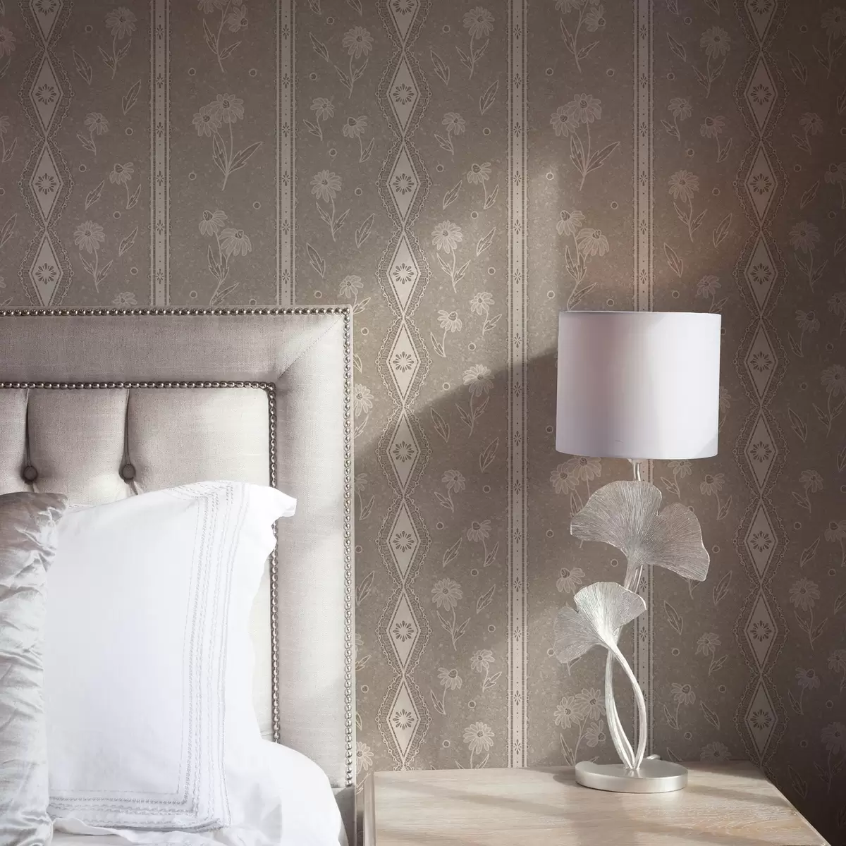 Wallpaper Dungi cu margarete și dantelă pe un fundal gri-bej a00295