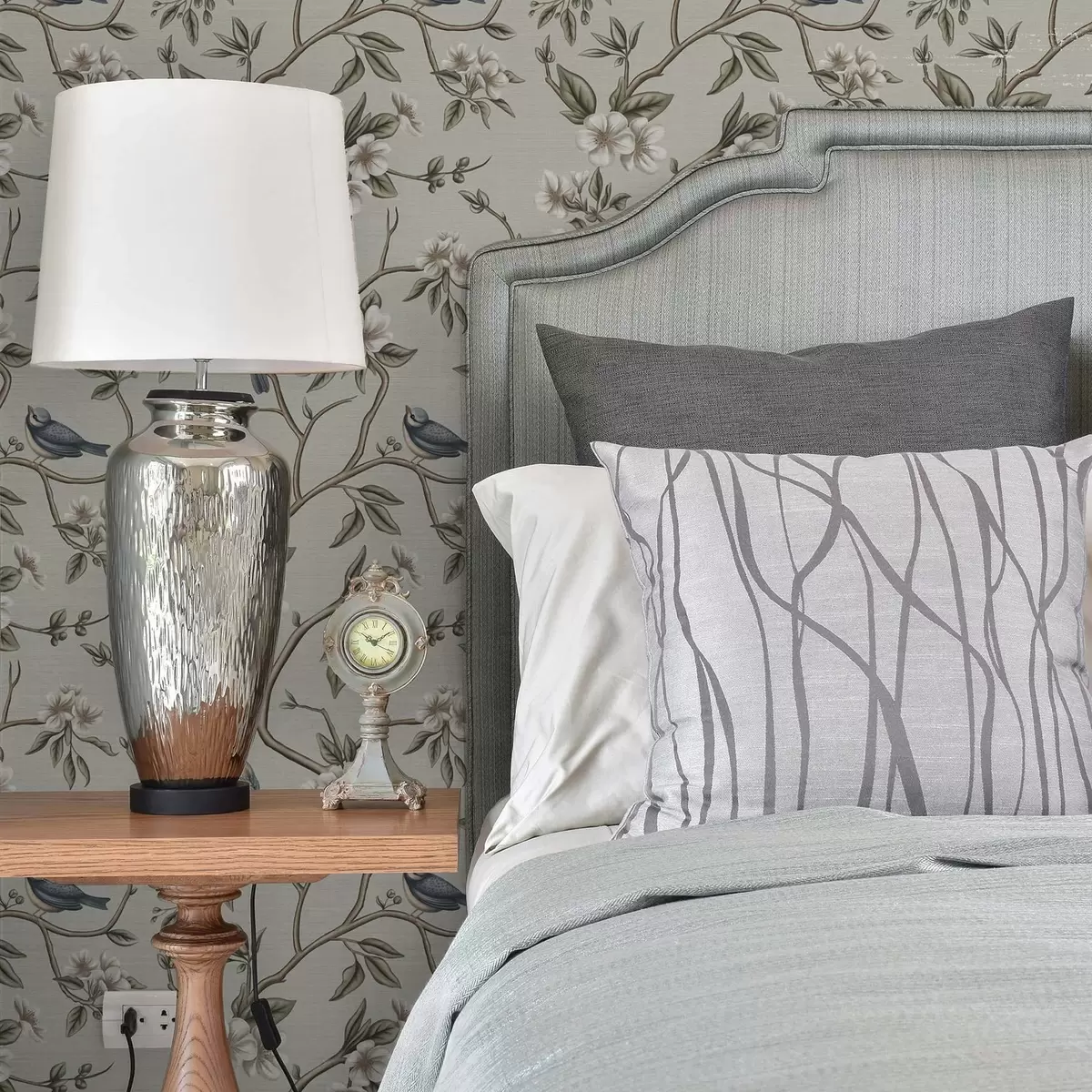 Wallpaper Ramuri cu păsări și flori albe pe un fundal delicat a00303