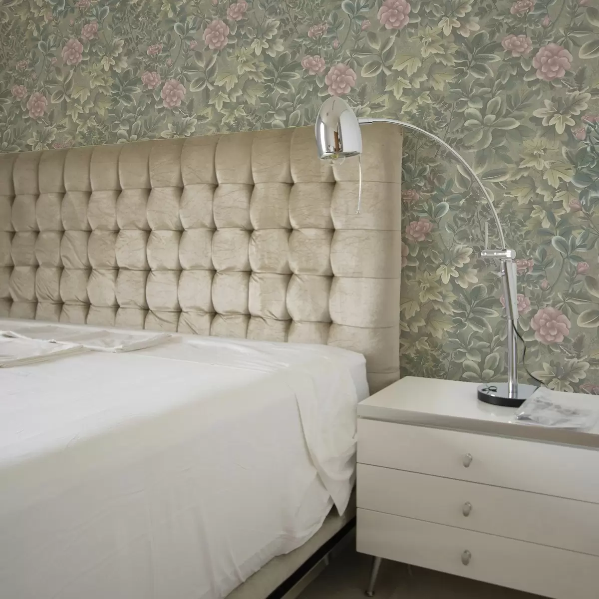 Wallpaper Flori roz și frunze pe un fundal verde pastel a00306