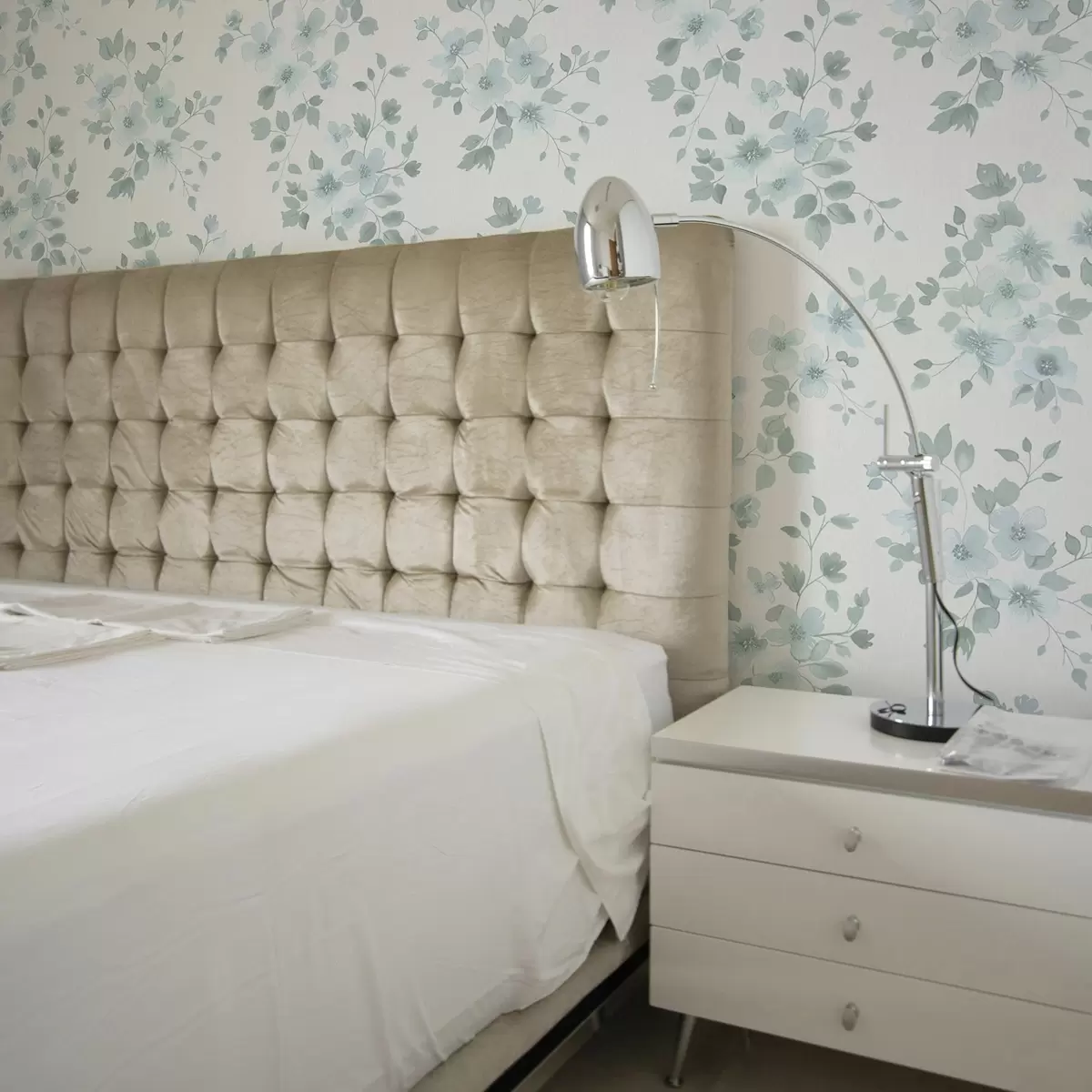 Wallpaper Flori albastru pal pe un fundal alb, stil acuarelă a00364