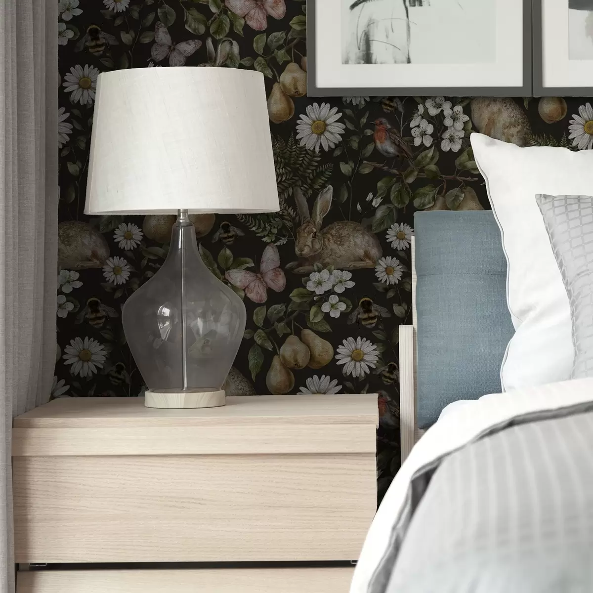 Wallpaper Iepuri realiști, pere, flori și insecte pe un fundal întunecat a00401