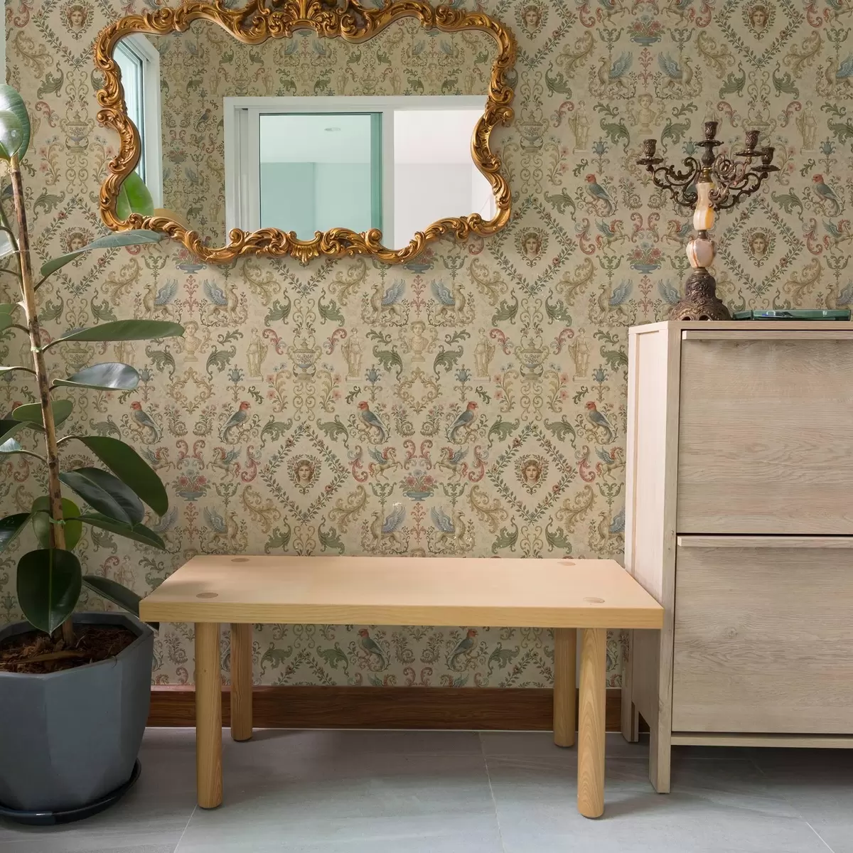 Wallpaper Ornament de epocă cu grifoni, flori și figuri a00402