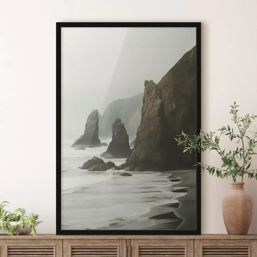 fototapet Stânci stâncoase și coastă de mare, valuri care se sparg pe țărm, peisaj cu o atmosferă moody, tonuri de pământ f45193