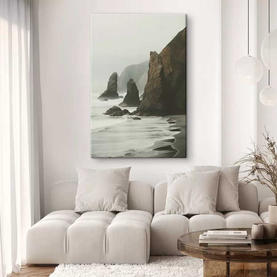 Tablouri Stânci stâncoase și coastă de mare, valuri care se sparg pe țărm, peisaj cu o atmosferă moody, tonuri de pământ s45193