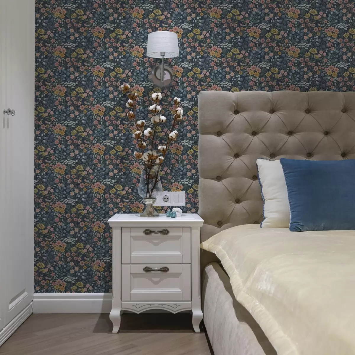 Wallpaper Colorat acuarelă flori de pajiște pe albastru marin a00381