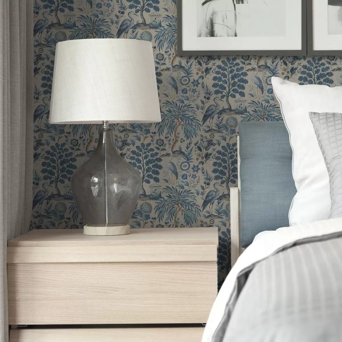 Wallpaper Toile de Jouy stil cu păsări albastre și copaci tropicali a00382