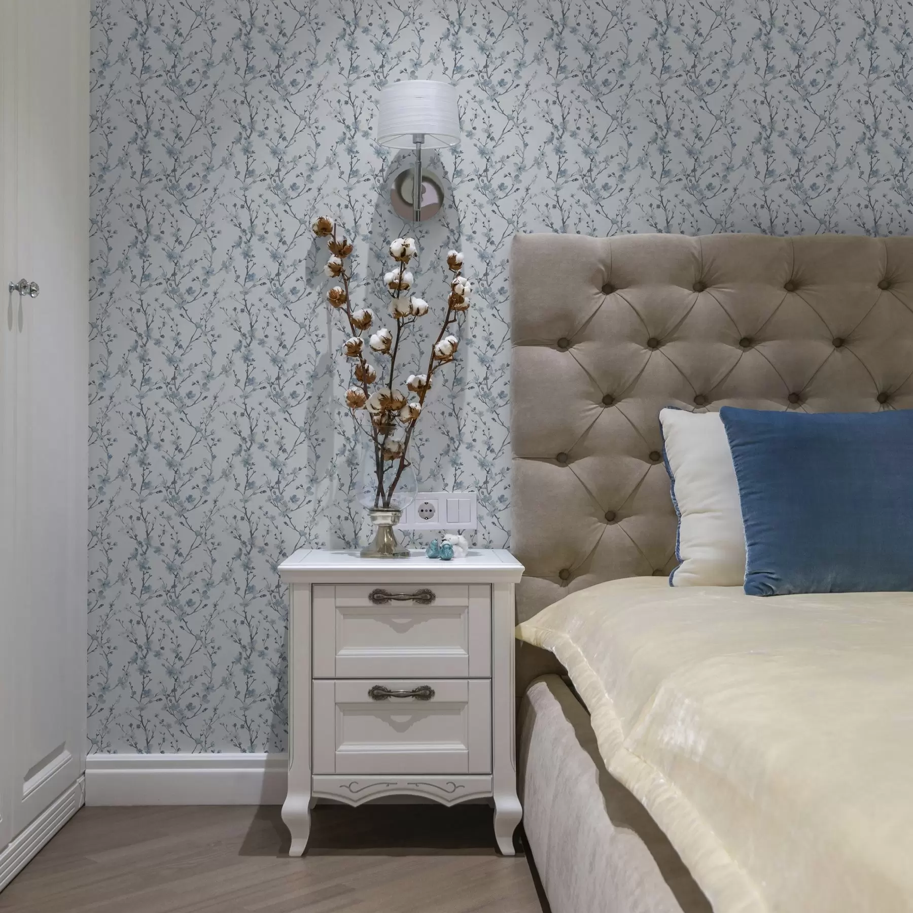 fototapet Flori de cireș albastru pe un fundal alb cu contrast moale a00399