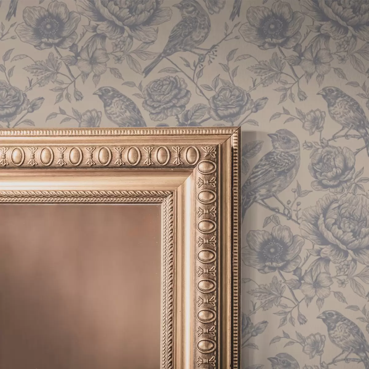 Wallpaper Păsări și flori de epocă pe un fundal bej moale a00423