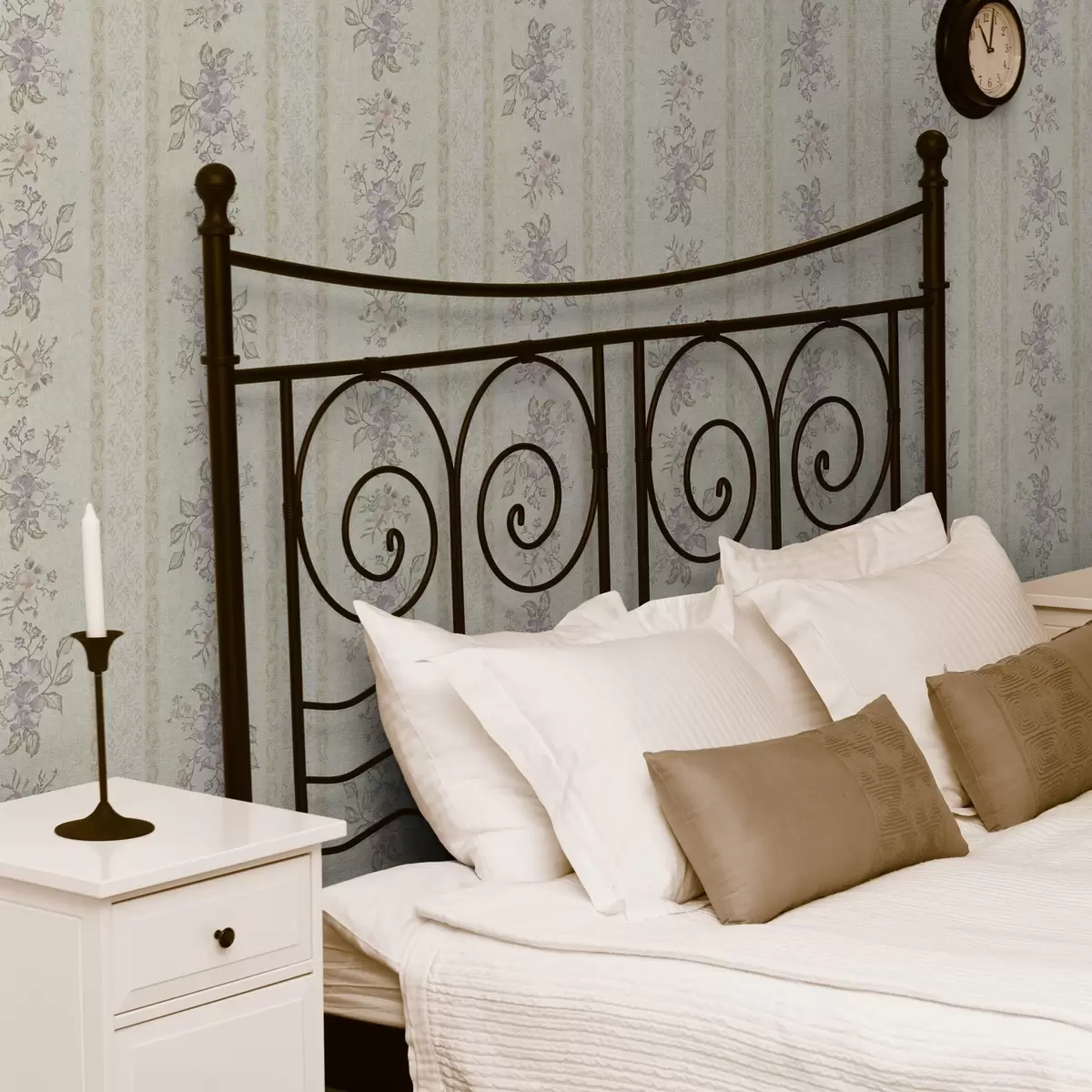 Wallpaper Flori de epocă pe un fundal dungat cu ornament a00440