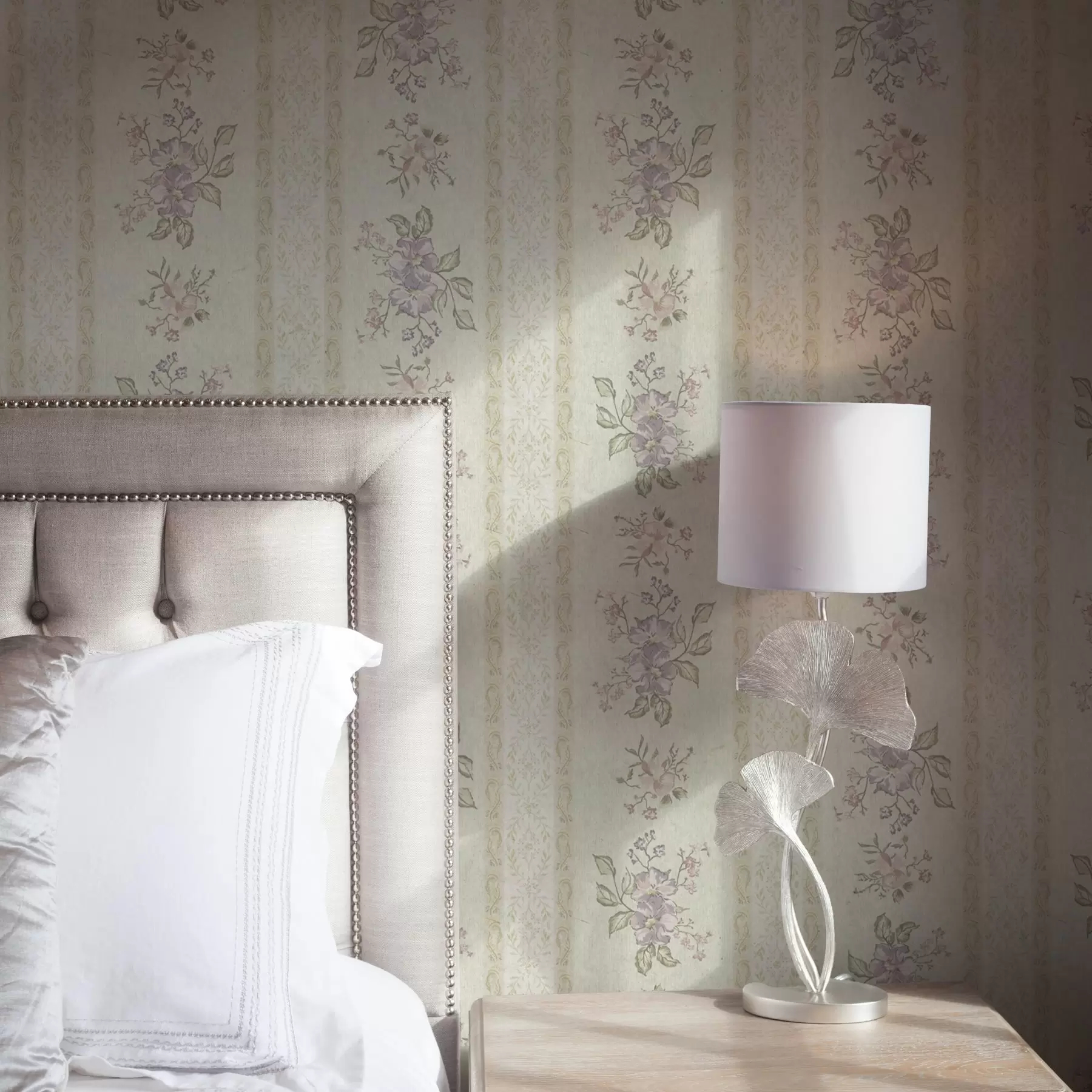 fototapet Flori de epocă pe un fundal dungat cu ornament a00440