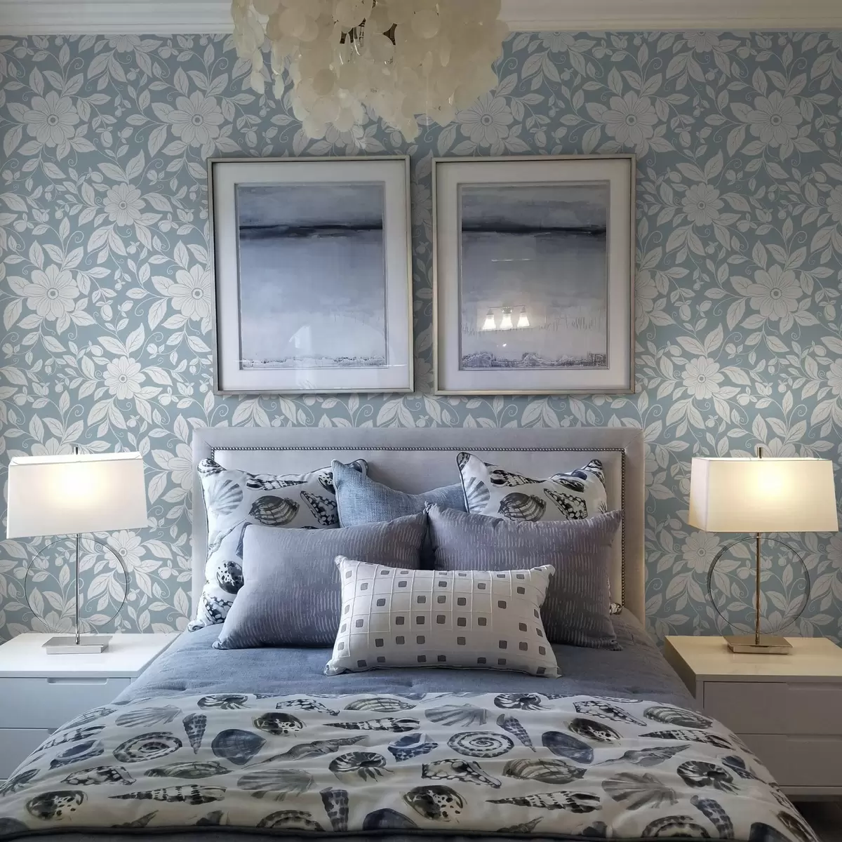 Wallpaper Contur floral alb pe un fundal albastru pastel a00452