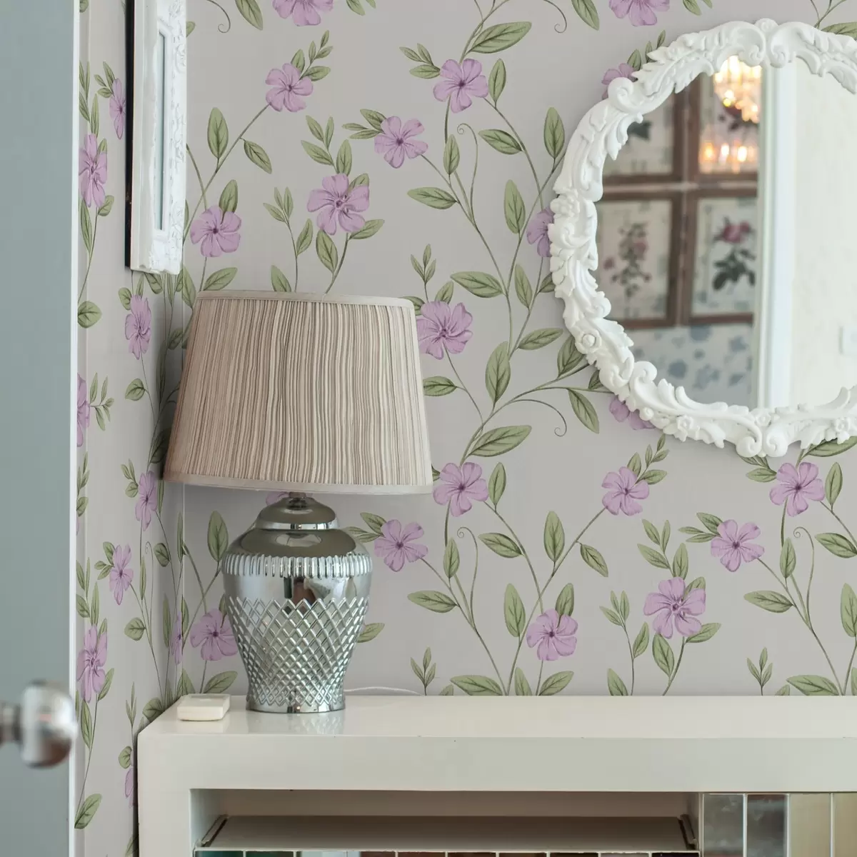 Wallpaper Flori roz cu viță de vie verde pe un fundal crem a00453