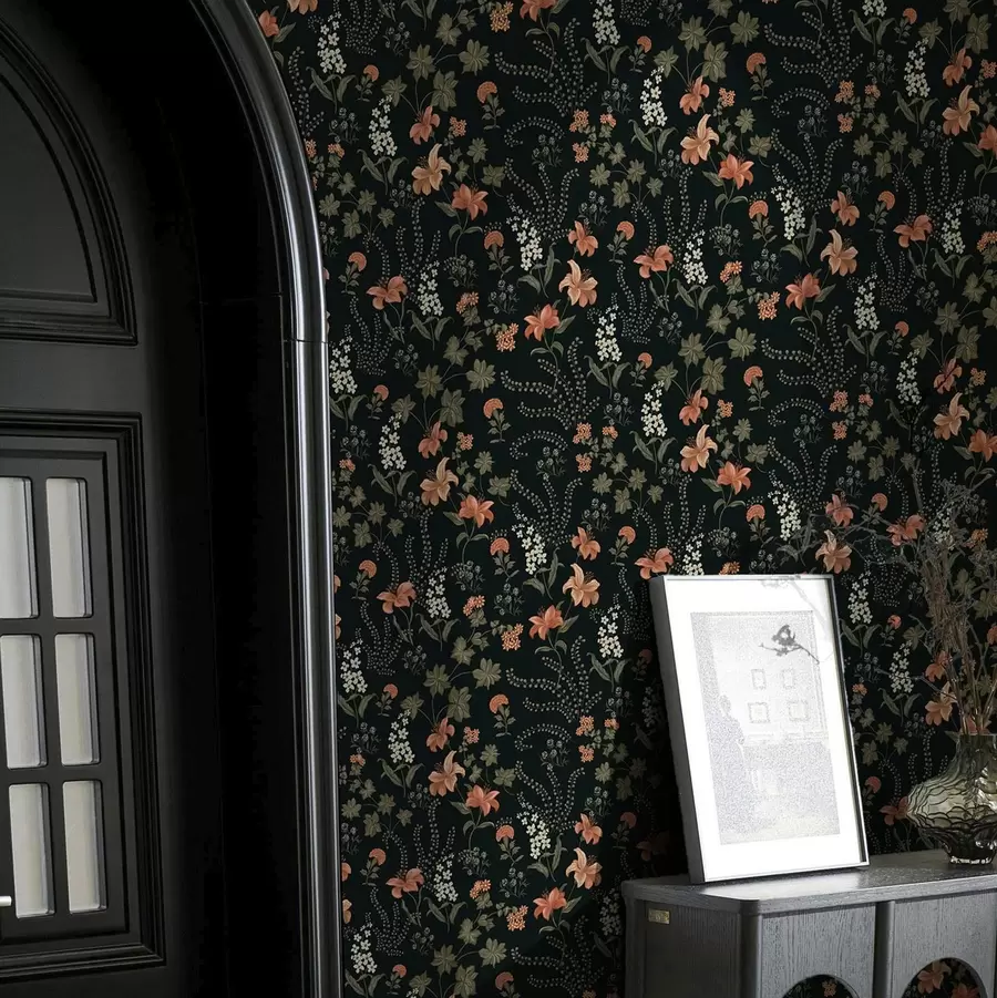 fototapet Crini portocalii și flori mici pe un fundal negru a00463