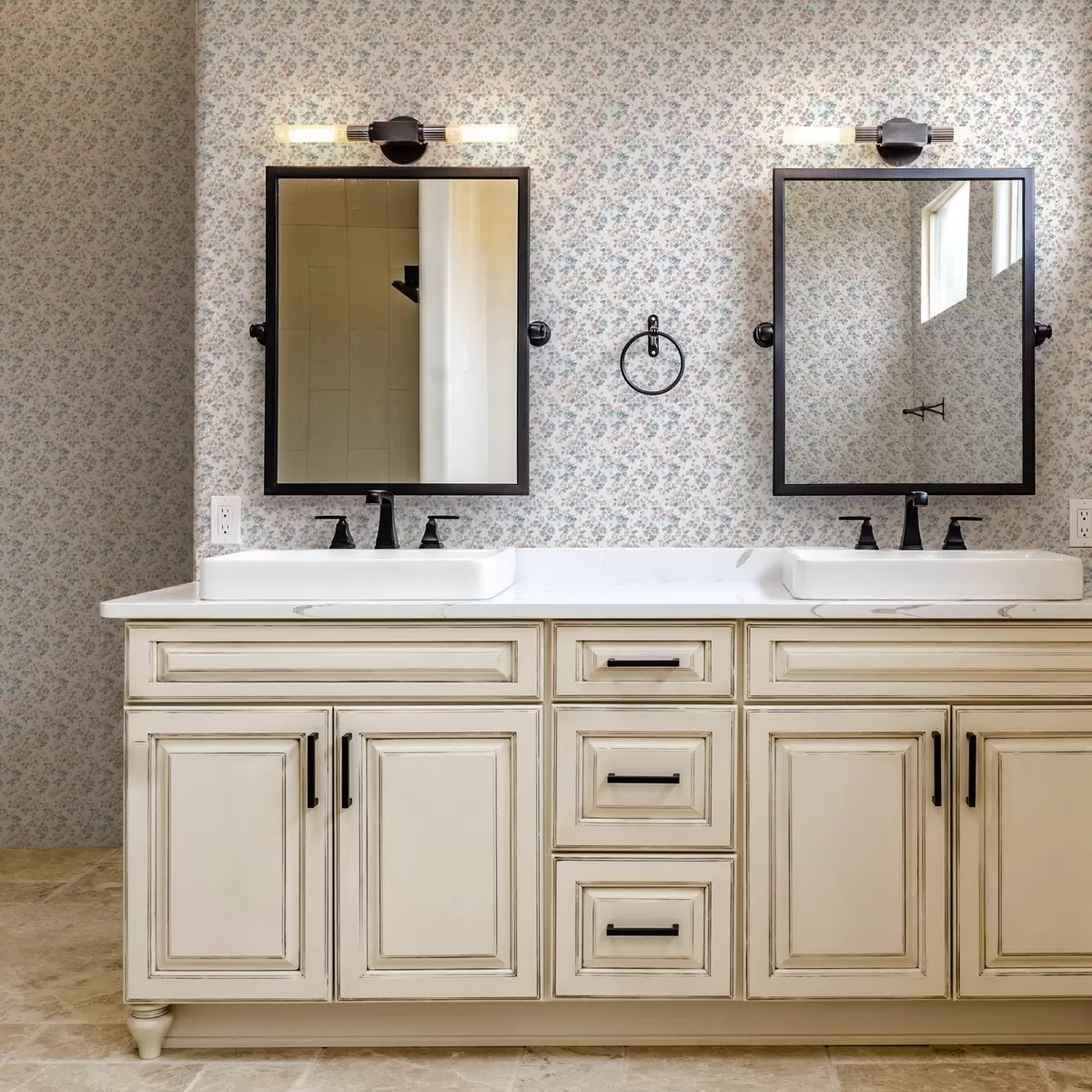 Wallpaper Ornament floral mic în tonuri de albastru și coral a00347