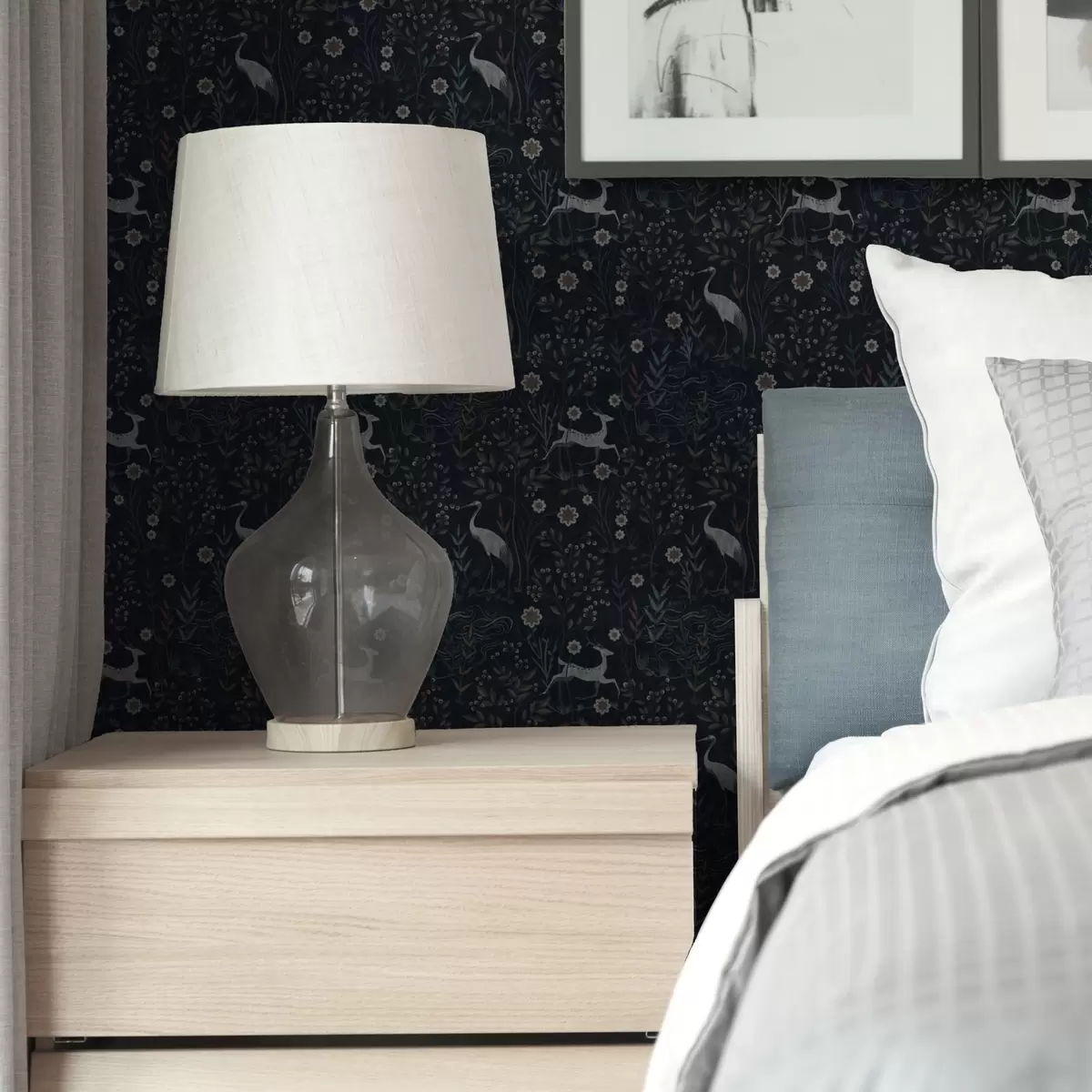 Wallpaper Fundal întunecat cu păsări albe și căprioare a00363