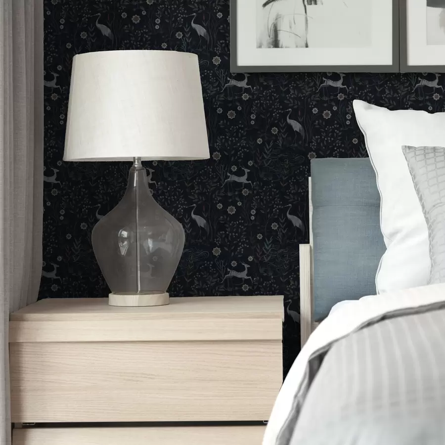 fototapet Fundal întunecat cu păsări albe și căprioare a00363