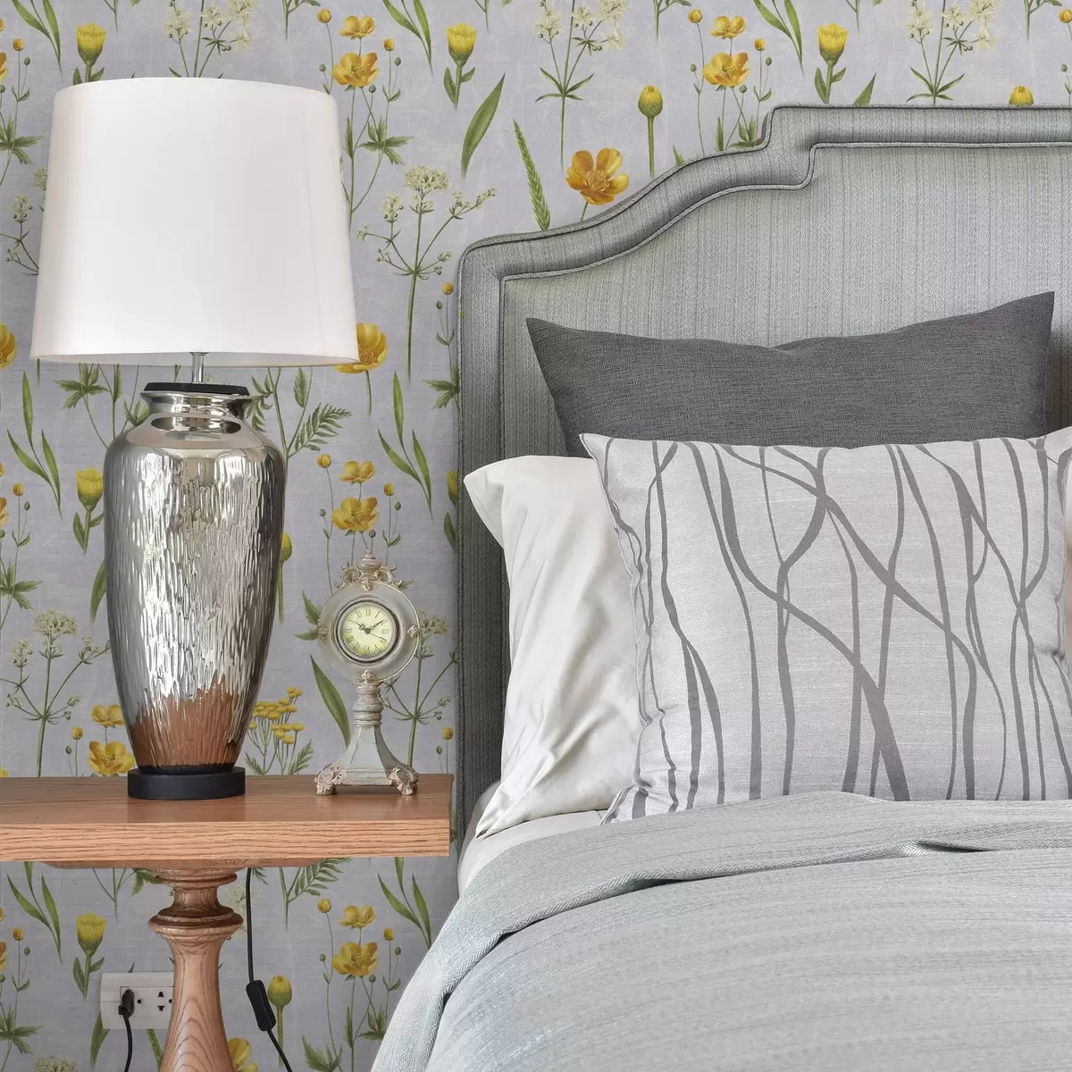 Wallpaper Flori galbene și verdeață pe un fundal gri deschis a00472