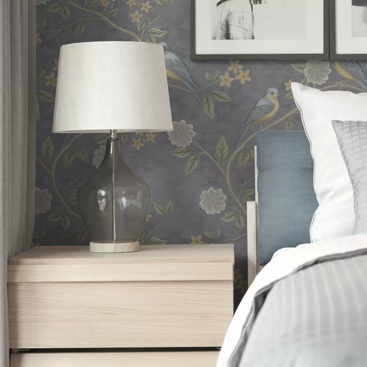 Wallpaper Păsări pe ramuri printre flori pe un fundal gri a00483