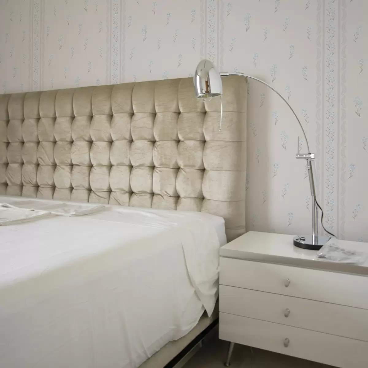 Wallpaper Fundal roz cu flori albastre delicate și margine a00484