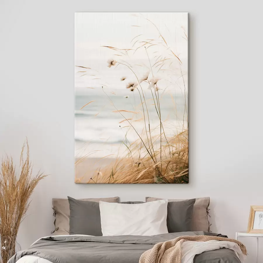 Tablouri Niște iarbă de bumbac și altă iarbă uscată în fața unei mări neclare, paletă de culori moi și atenuate s45562