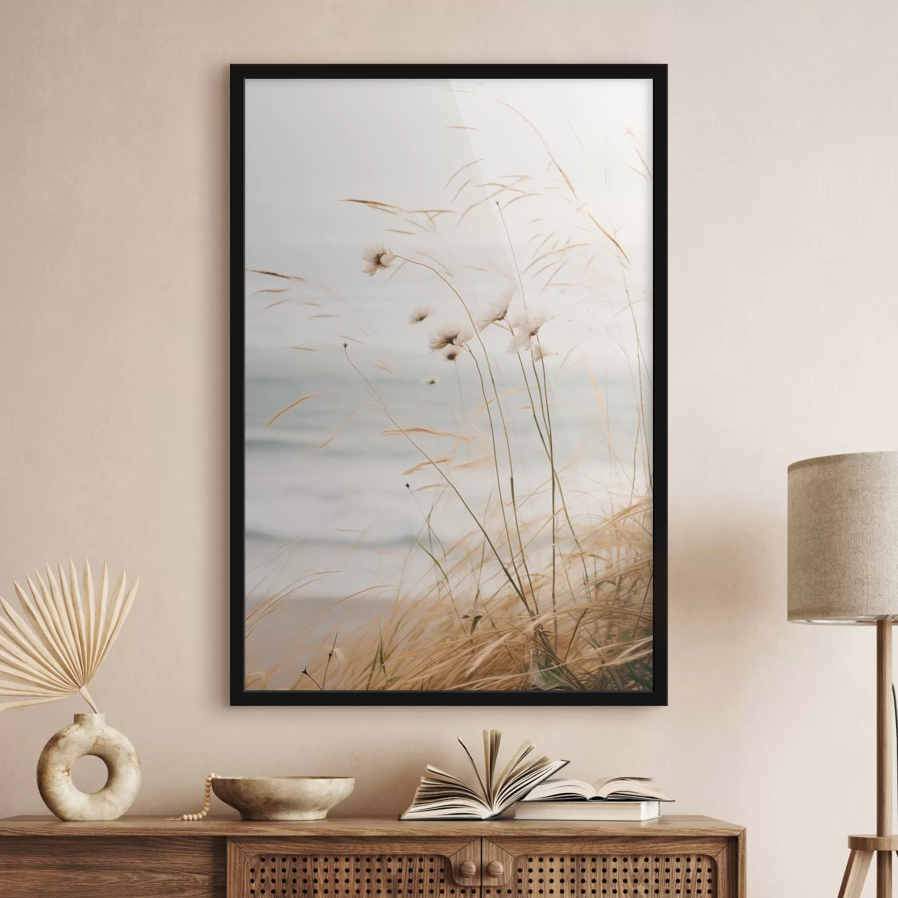 fototapet Niște iarbă de bumbac și altă iarbă uscată în fața unei mări neclare, paletă de culori moi și atenuate f45562