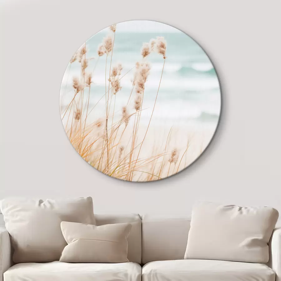 Tablouri Iarbă înaltă cu capete de semințe pufoase, plajă nisipoasă și valuri oceanice în fundal, paletă de culori moi și atenuate r45561