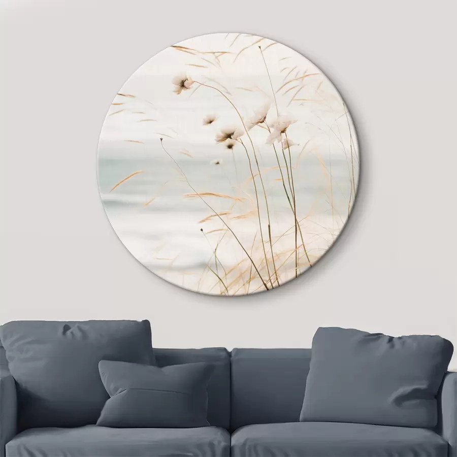 Tablouri Niște iarbă de bumbac și altă iarbă uscată în fața unei mări neclare, paletă de culori moi și atenuate r45562