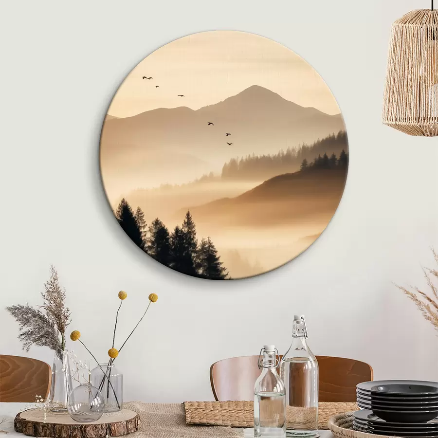 Tablouri Un peisaj montan cu o pădure și păsări care zboară pe cer , toate acoperite de un strat gros de ceață în timpul răsăritului r45563