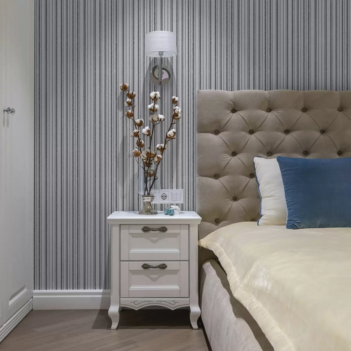 Wallpaper Dungi verticale gri pe un fundal alb a00507