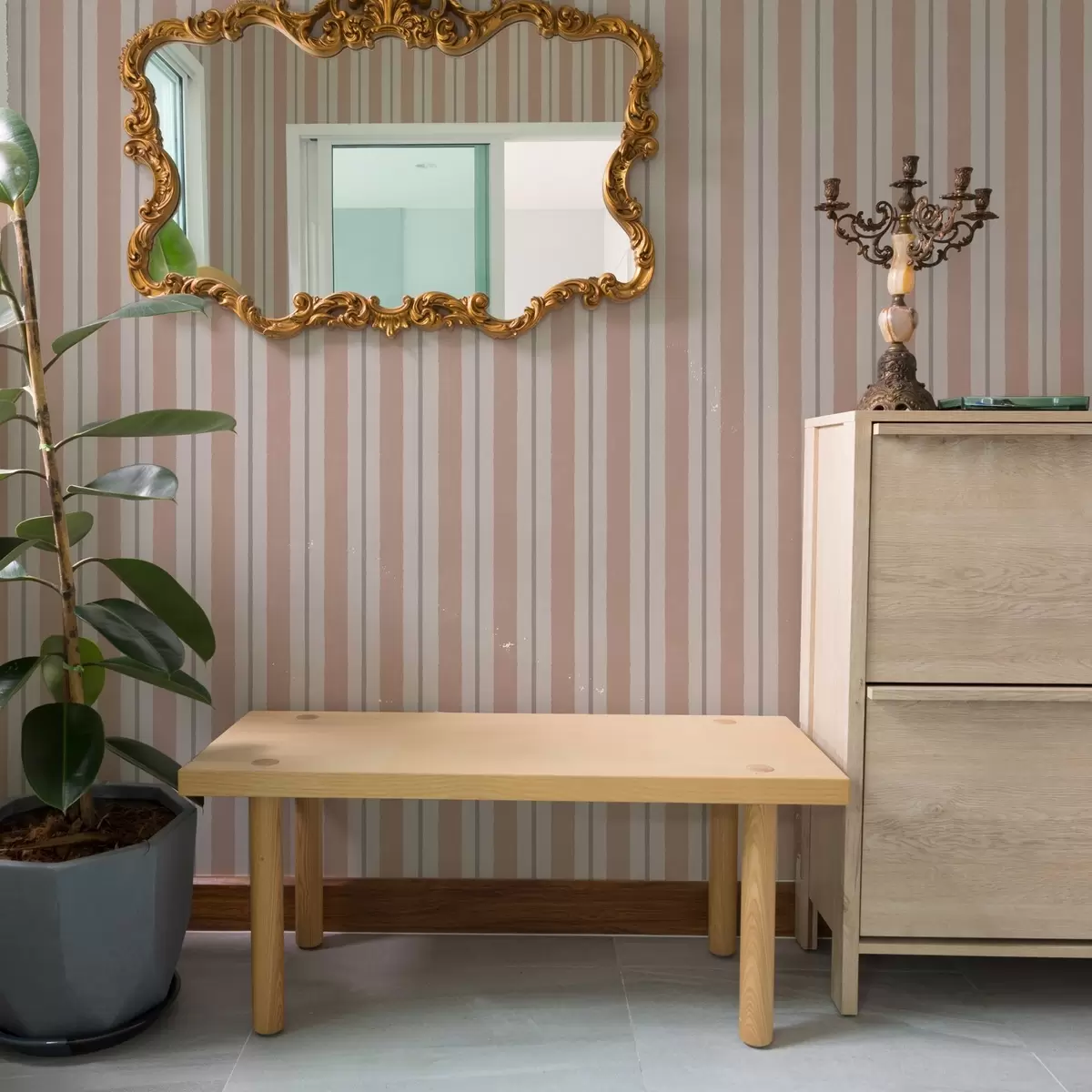 Wallpaper Teracotă-bej dungi largi cu un accent cenușiu a00513