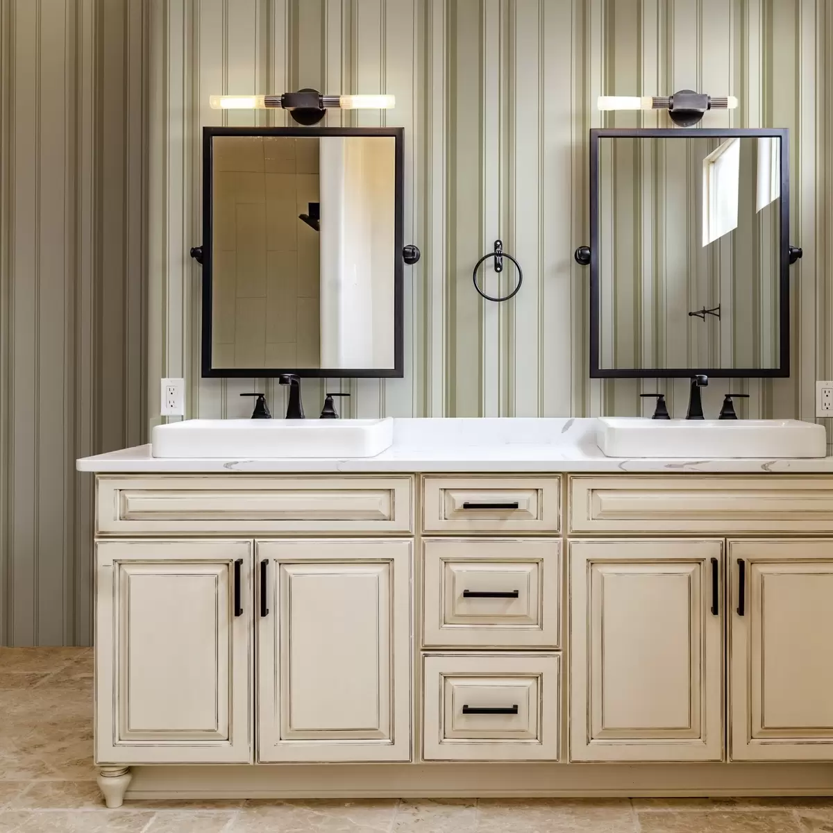 Wallpaper Fond crem cu dungi gri-bej de diferite lățimi a00521