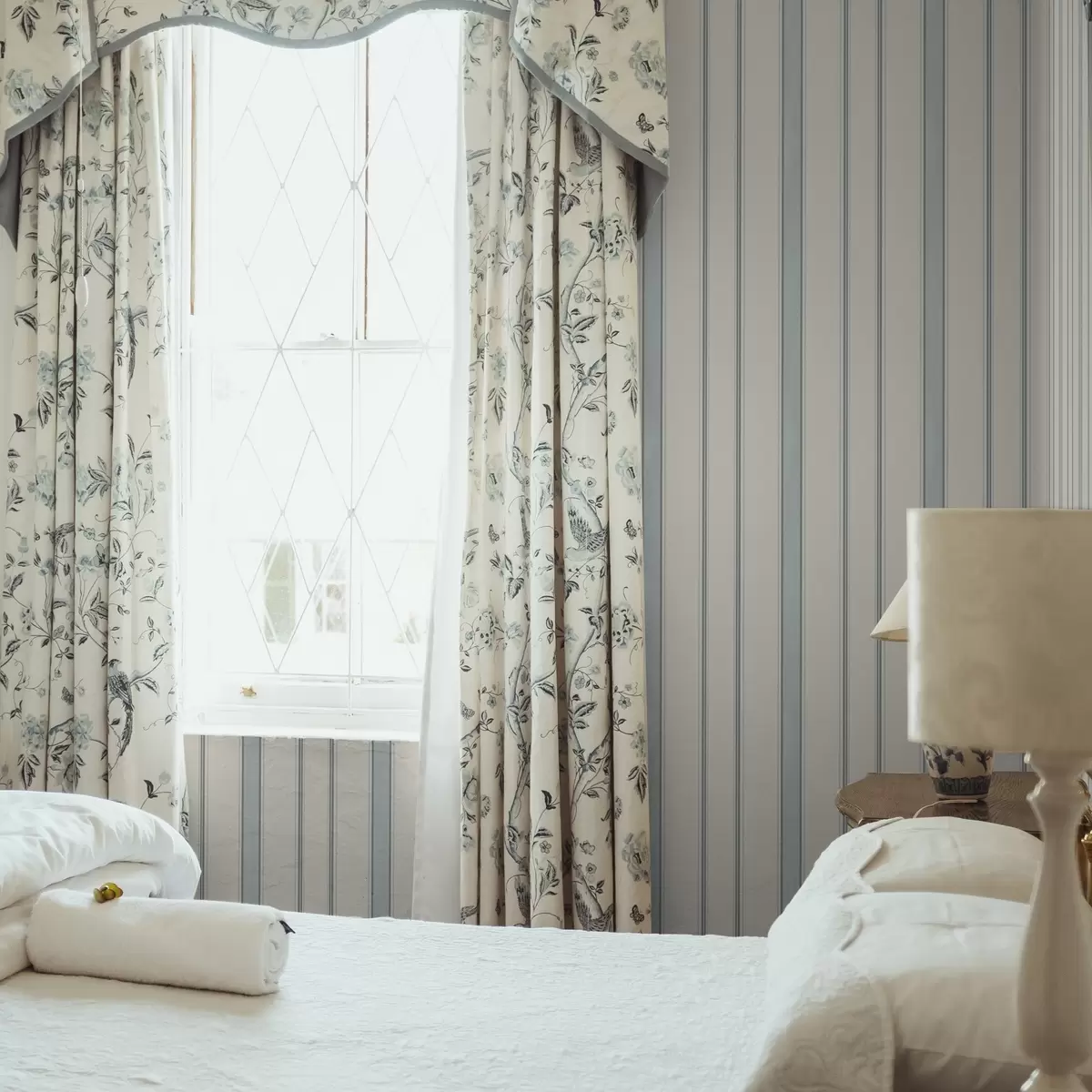 Wallpaper Dungi albastre și gri pe un fundal crem a00555