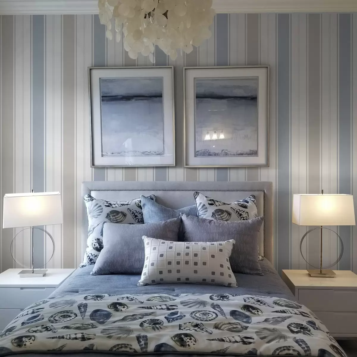 Wallpaper Gri și albastru dungi largi pe un fundal alb a00558