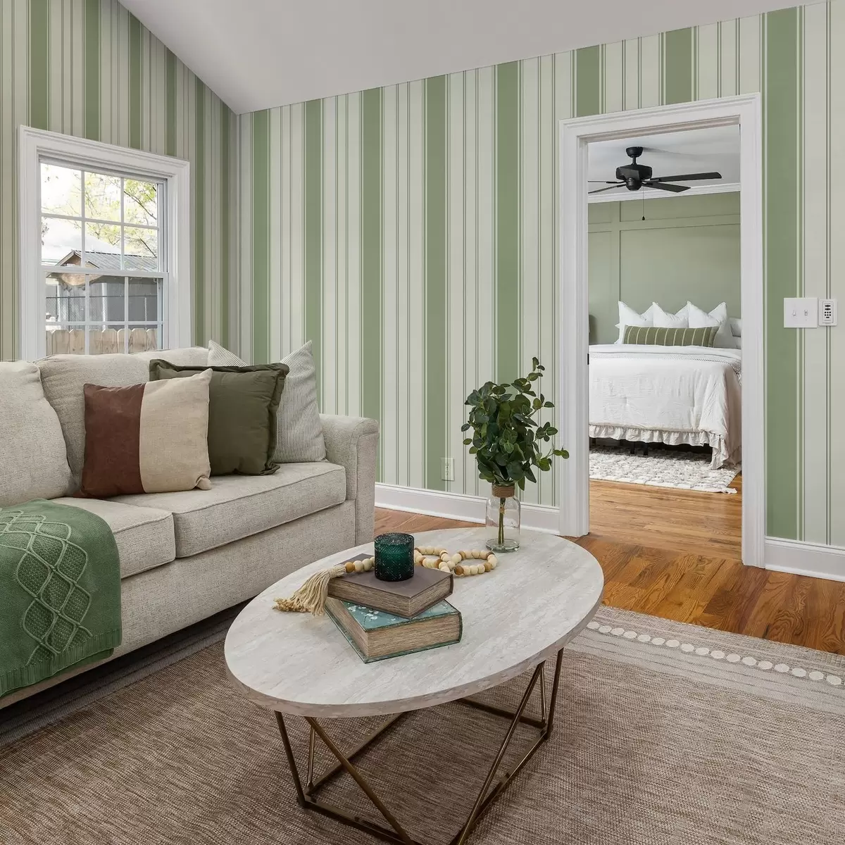 Wallpaper Fond crem cu dungi largi verde deschis a00561