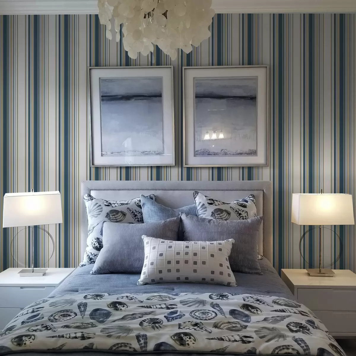 Wallpaper Dungi contrastante albastre și galbene pe un fundal alb a00566