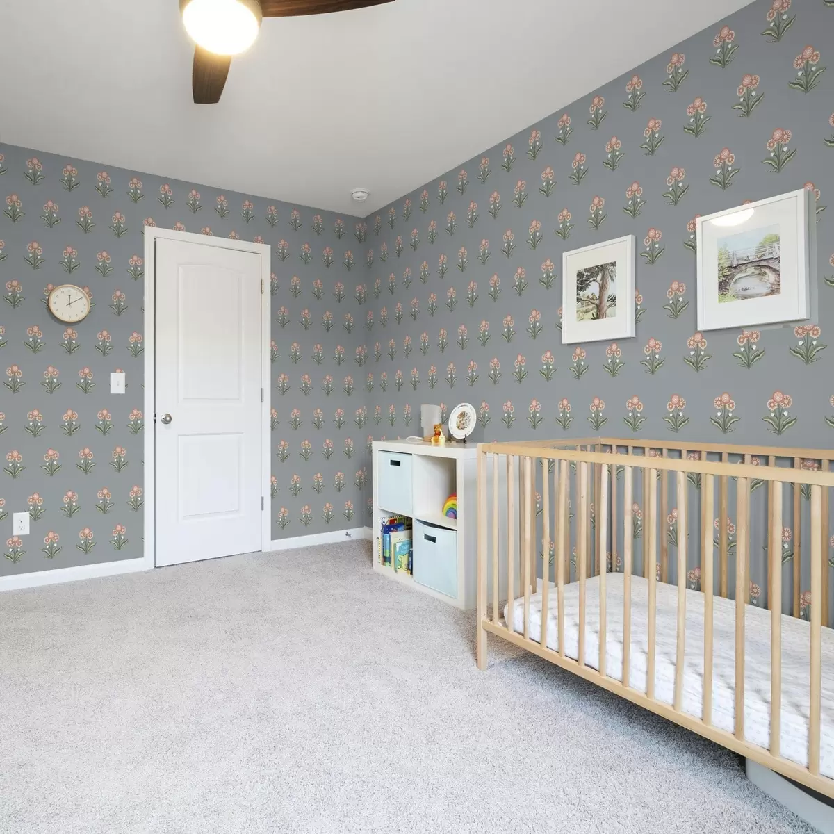 Wallpaper Flori stilizate pe un fundal gri-albastru, paletă caldă a00494