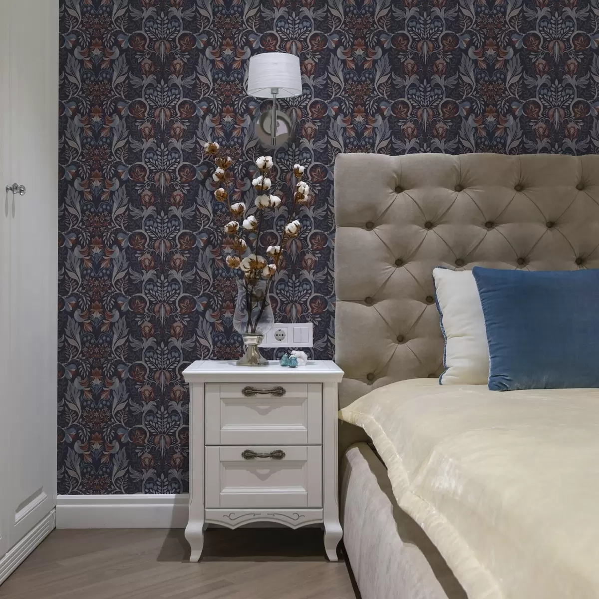 Wallpaper Flori și păsări populare pe un fundal albastru închis a00502