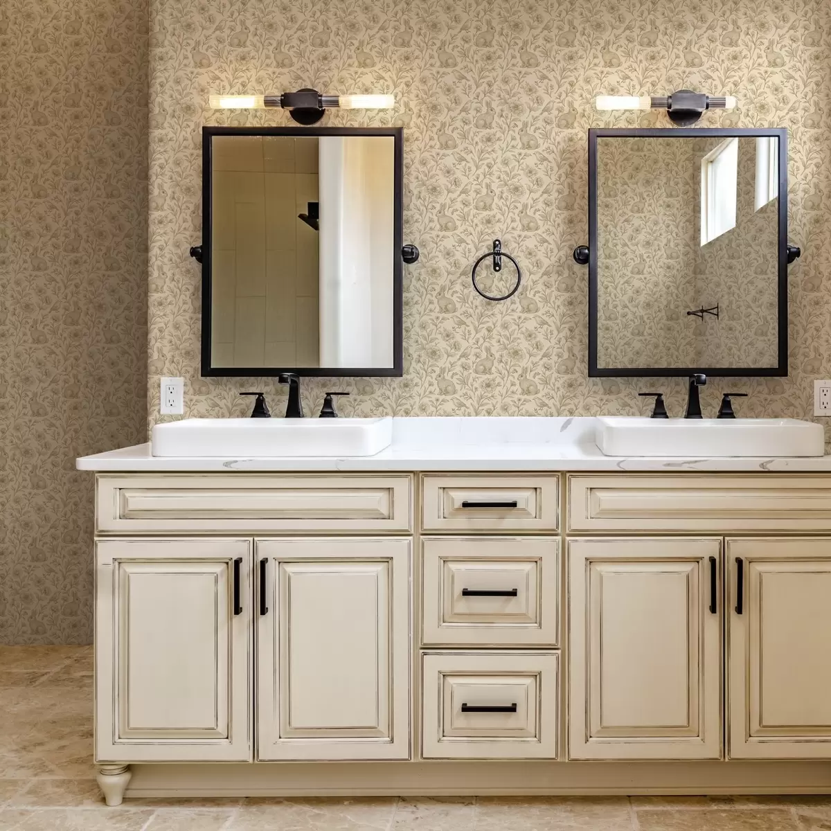 Wallpaper Iepuri și păsări într-un model floral a00571