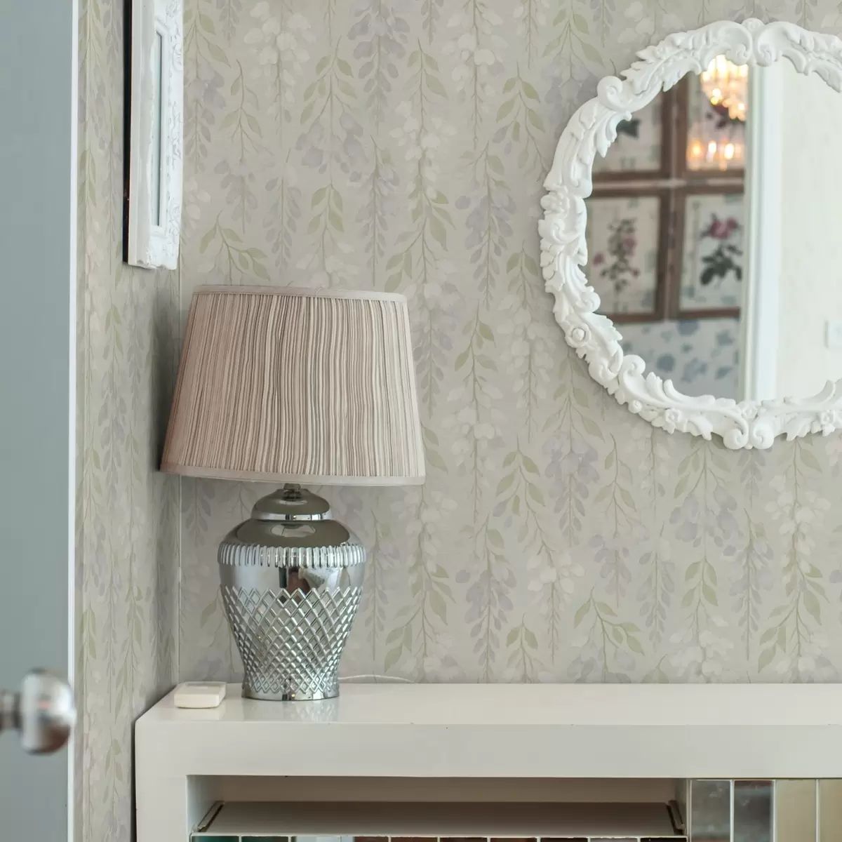 Wallpaper Glicină lavandă pe fundal verde mentă a00593