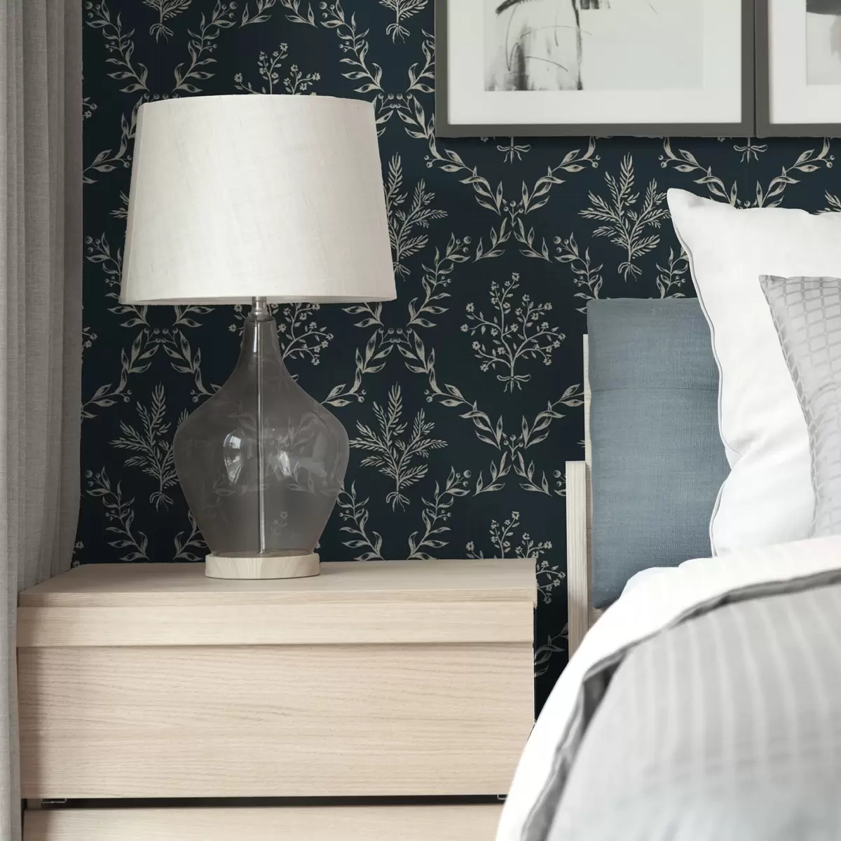 Wallpaper Coroane albe din ierburi și flori pe fond verde-albastru închis a00599v2