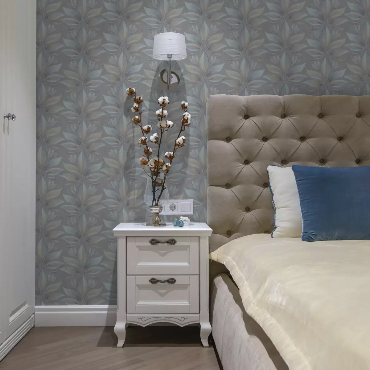 Wallpaper Frunze mari stilizate într-o paletă de albastru-nisip pe fond gri a00601