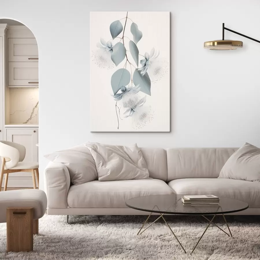 Tablouri Ramură de eucalipt cu frunze albastre și flori albe, fundal deschis s45947