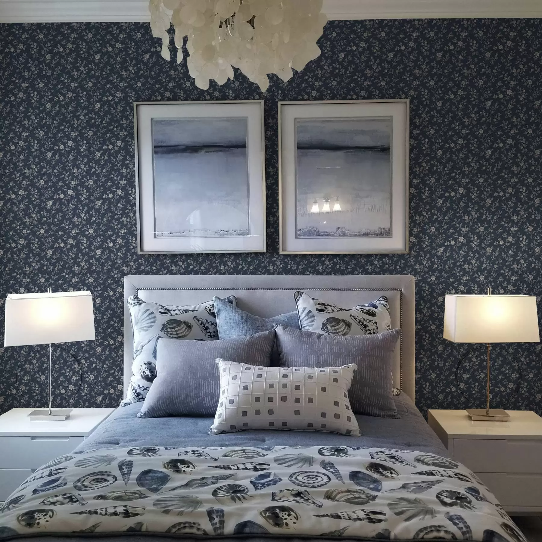 fototapet Fundal albastru închis cu ramuri și flori subțiri de culoare bej a00612