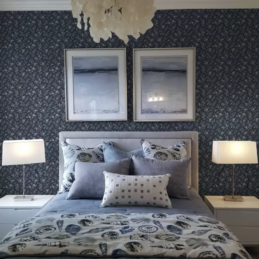 fototapet Fundal albastru închis cu ramuri și flori subțiri de culoare bej a00612