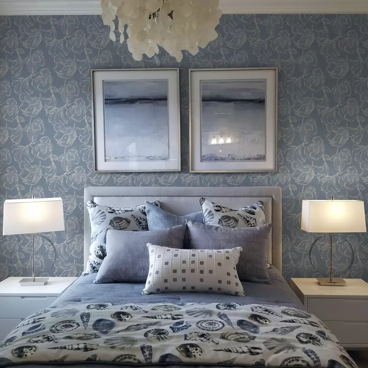 Wallpaper Fundal albastru deschis cu flori conturate cu cretă a00625v3